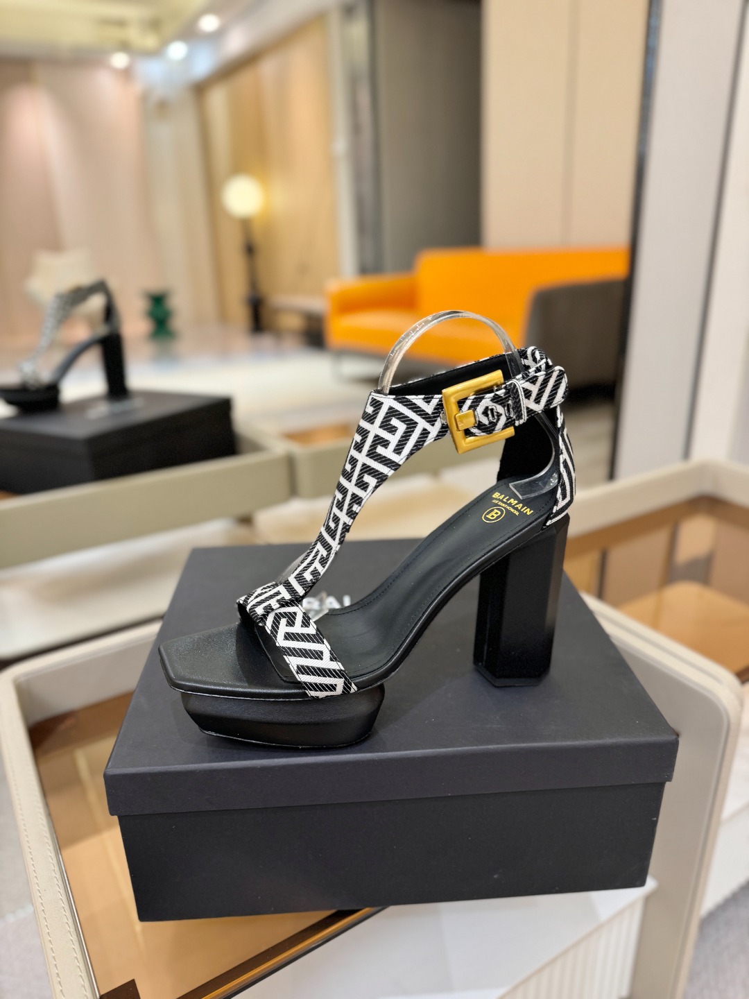 巴尔曼 走秀恨天高水台凉鞋。ʚ😊ɞ 品牌巴尔曼𝘽𝙖𝙡𝙢𝙖𝙞𝙣由法国时装设计师𝙥𝙞𝙚𝙧𝙧𝙚 𝘽𝙖𝙡𝙢𝙖𝙞𝙣