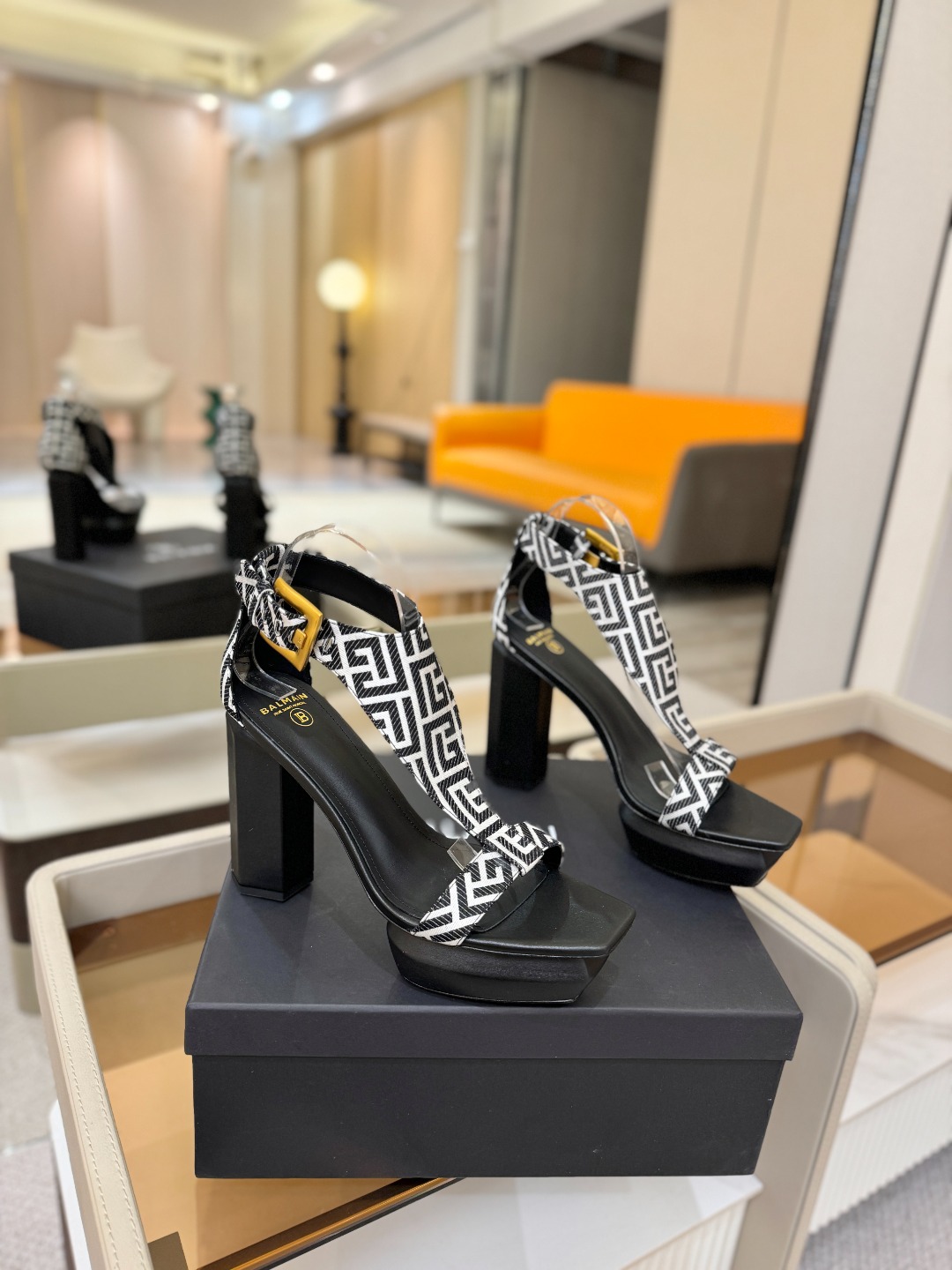 巴尔曼 走秀恨天高水台凉鞋。ʚ😊ɞ 品牌巴尔曼𝘽𝙖𝙡𝙢𝙖𝙞𝙣由法国时装设计师𝙥𝙞𝙚𝙧𝙧𝙚 𝘽𝙖𝙡𝙢𝙖𝙞𝙣