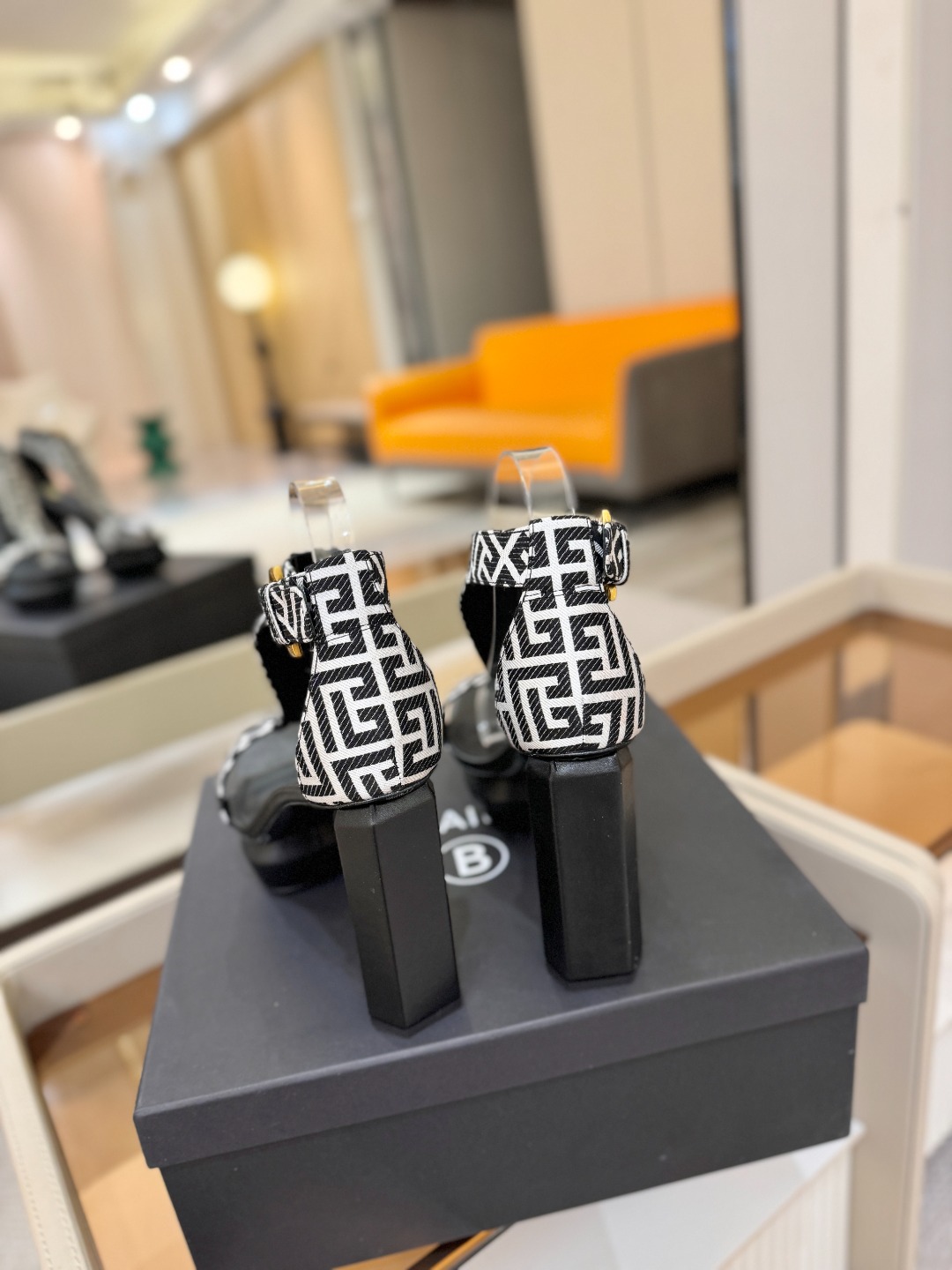 巴尔曼 走秀恨天高水台凉鞋。ʚ😊ɞ 品牌巴尔曼𝘽𝙖𝙡𝙢𝙖𝙞𝙣由法国时装设计师𝙥𝙞𝙚𝙧𝙧𝙚 𝘽𝙖𝙡𝙢𝙖𝙞𝙣