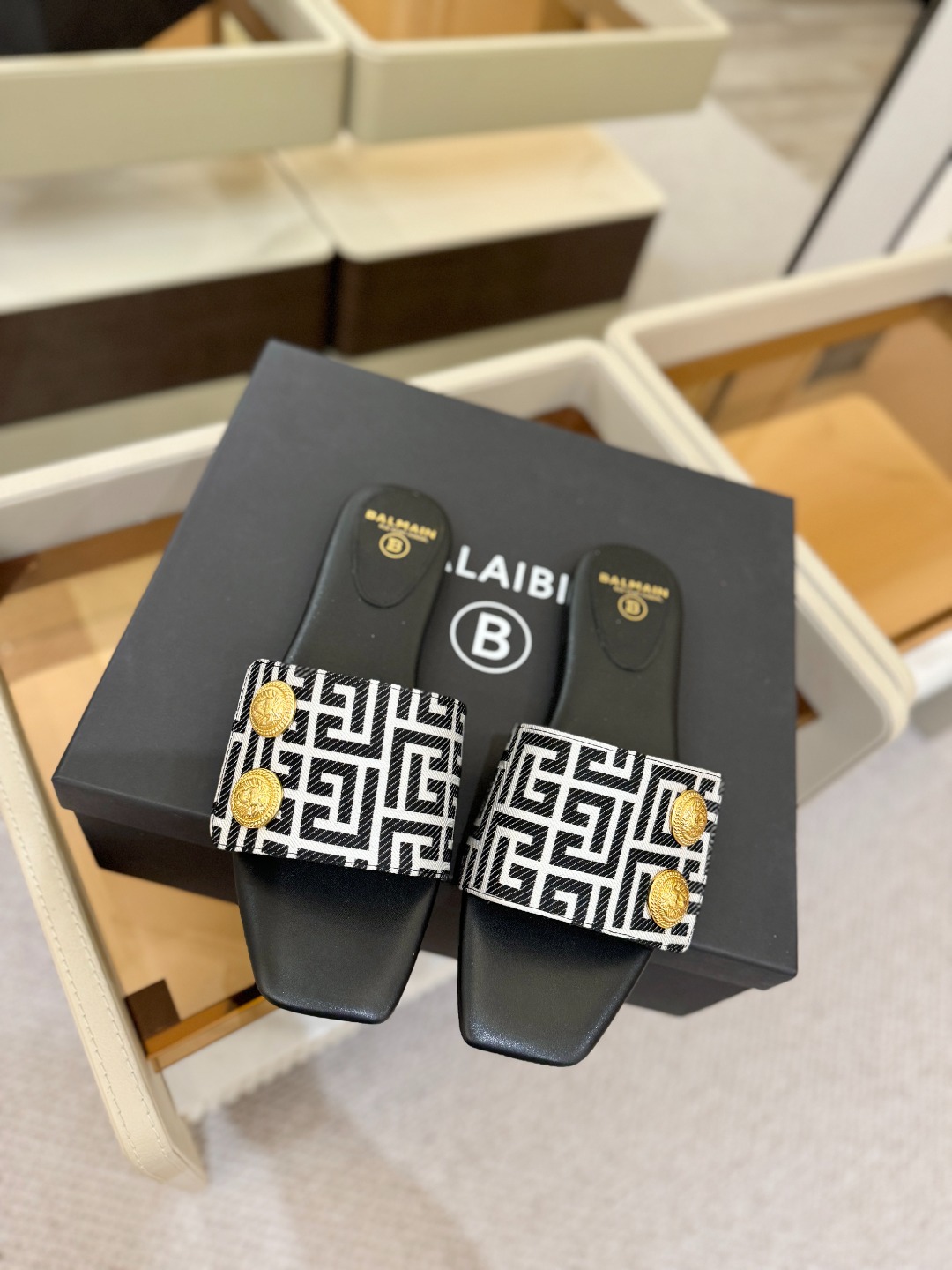 Balmain巴尔曼 走秀时装平底拖鞋𝘽𝙖𝙡𝙢𝙖𝙞𝙣巴尔曼 愈发別致出众 赶紧来一双巴尔曼小美鞋率性的𝘽