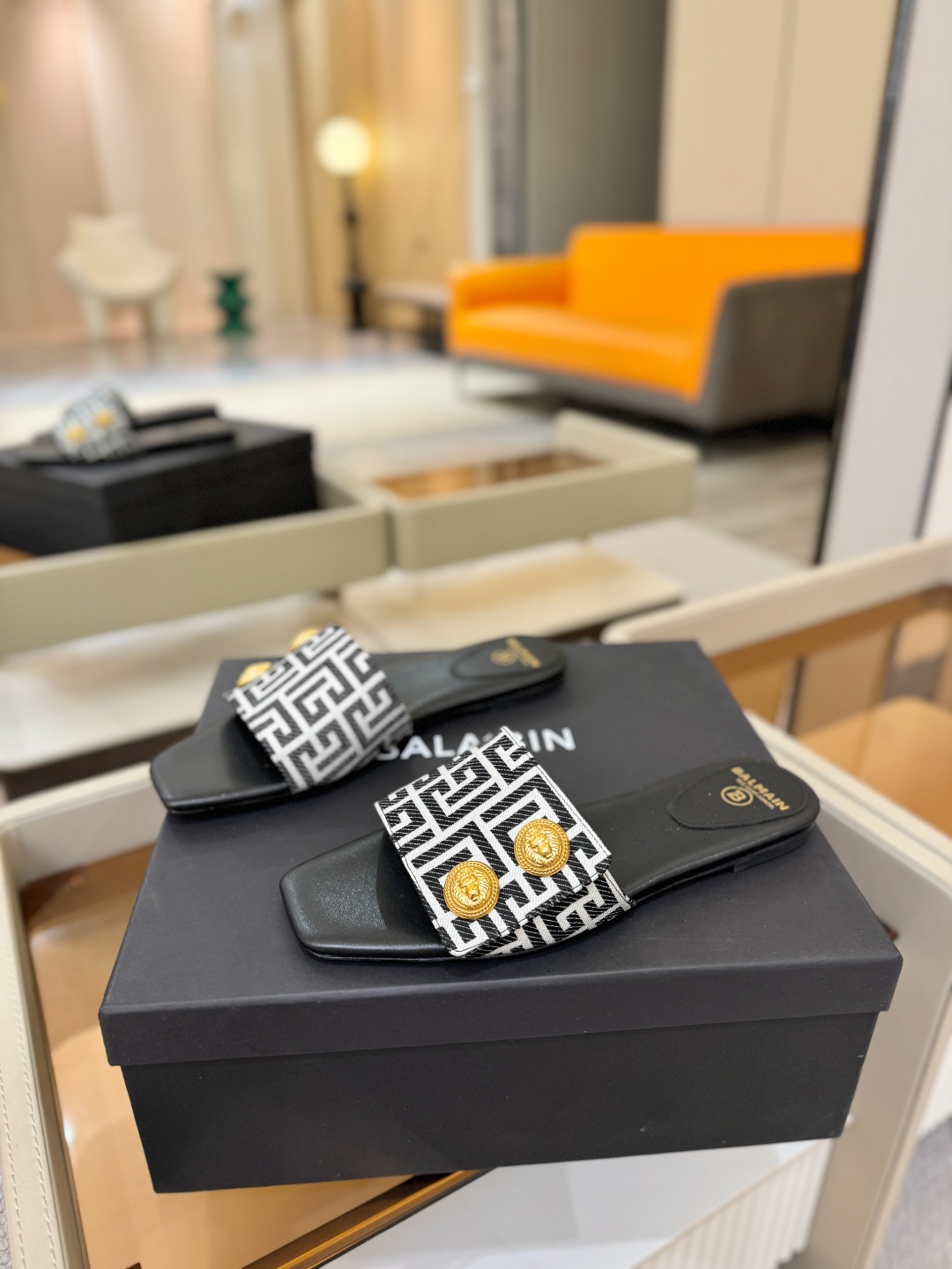 Balmain巴尔曼 走秀时装平底拖鞋𝘽𝙖𝙡𝙢𝙖𝙞𝙣巴尔曼 愈发別致出众 赶紧来一双巴尔曼小美鞋率性的𝘽