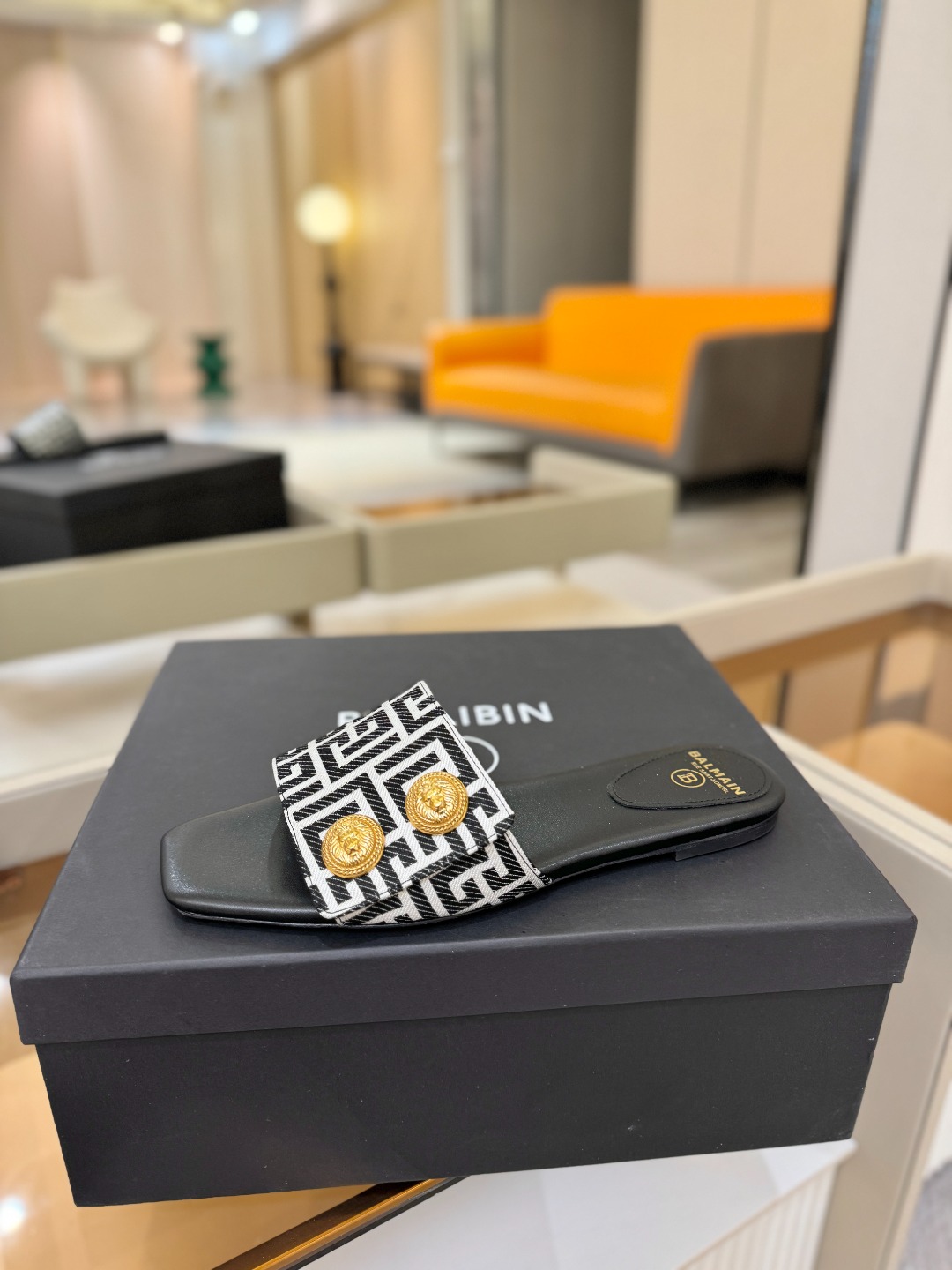 Balmain巴尔曼 走秀时装平底拖鞋𝘽𝙖𝙡𝙢𝙖𝙞𝙣巴尔曼 愈发別致出众 赶紧来一双巴尔曼小美鞋率性的𝘽