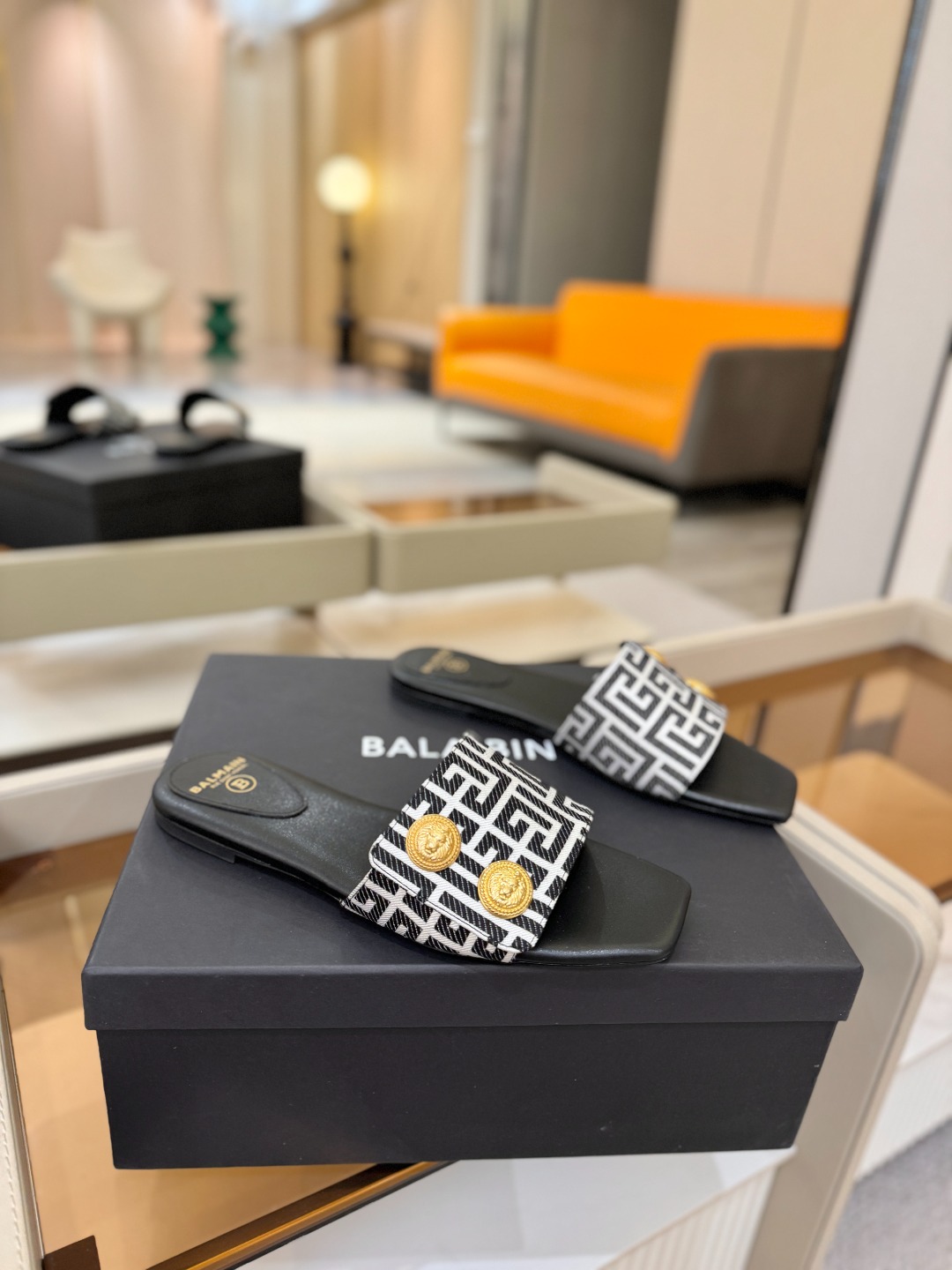 Balmain巴尔曼 走秀时装平底拖鞋𝘽𝙖𝙡𝙢𝙖𝙞𝙣巴尔曼 愈发別致出众 赶紧来一双巴尔曼小美鞋率性的𝘽