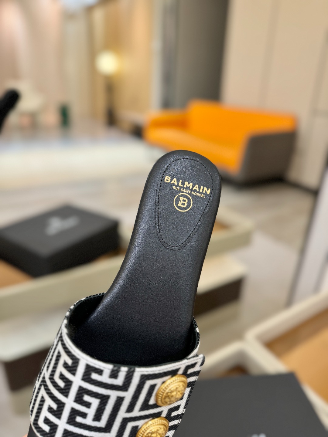 Balmain巴尔曼 走秀时装平底拖鞋𝘽𝙖𝙡𝙢𝙖𝙞𝙣巴尔曼 愈发別致出众 赶紧来一双巴尔曼小美鞋率性的𝘽