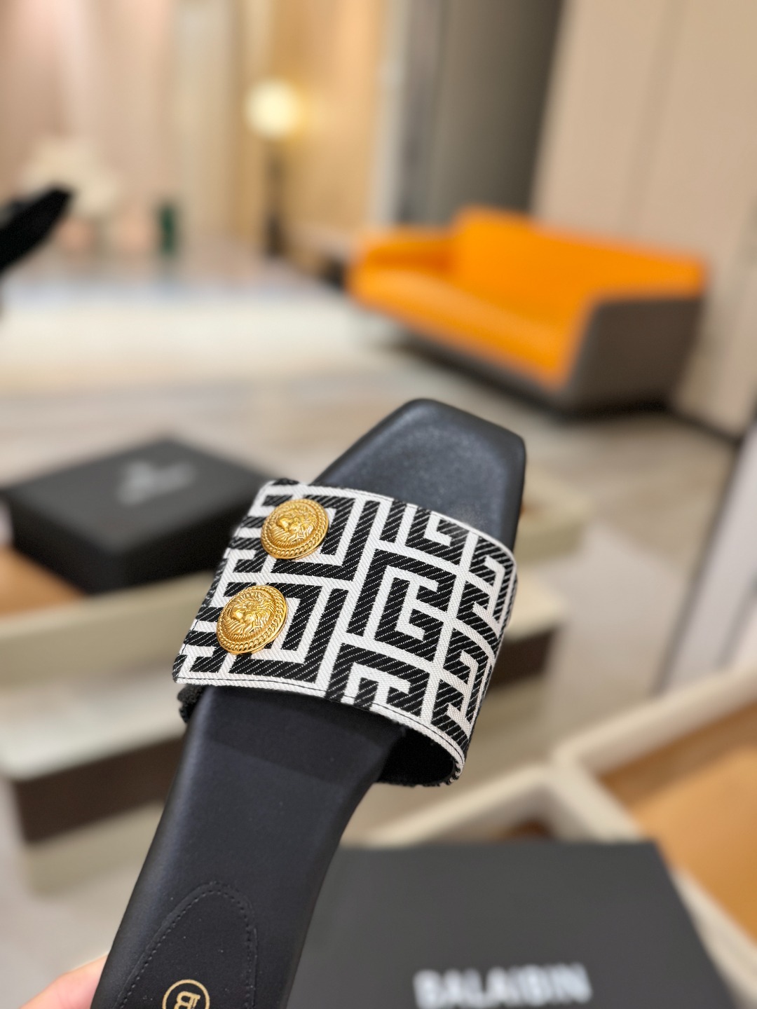 Balmain巴尔曼 走秀时装平底拖鞋𝘽𝙖𝙡𝙢𝙖𝙞𝙣巴尔曼 愈发別致出众 赶紧来一双巴尔曼小美鞋率性的𝘽