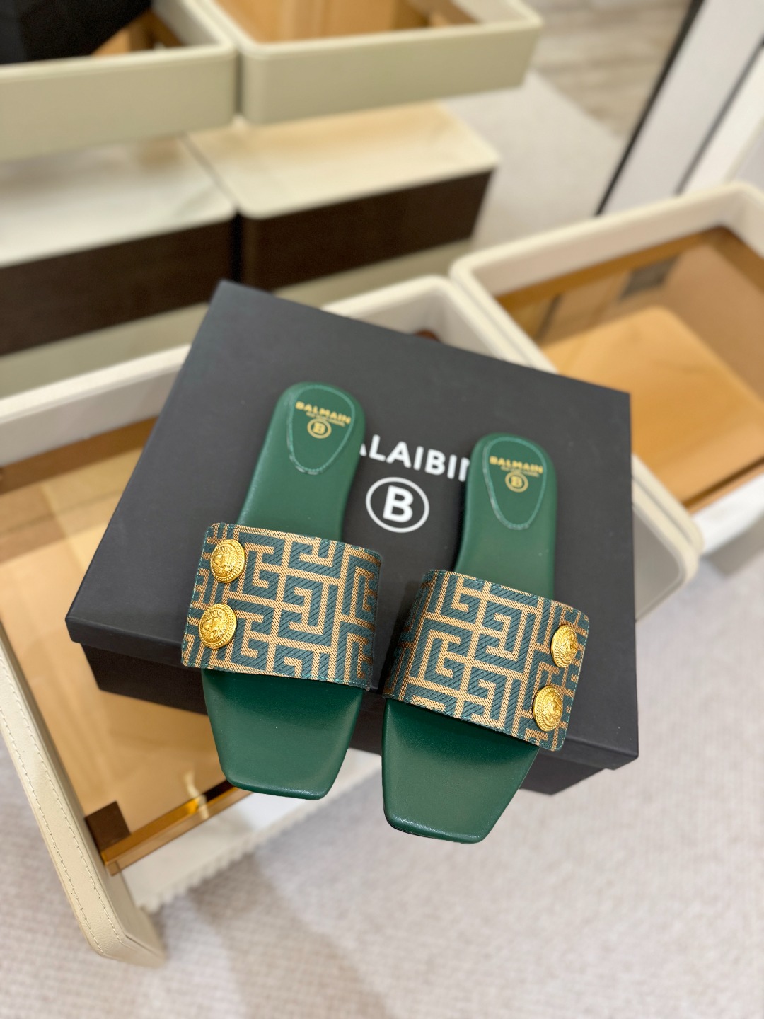 Balmain巴尔曼 走秀时装平底拖鞋𝘽𝙖𝙡𝙢𝙖𝙞𝙣巴尔曼 愈发別致出众 赶紧来一双巴尔曼小美鞋率性的𝘽