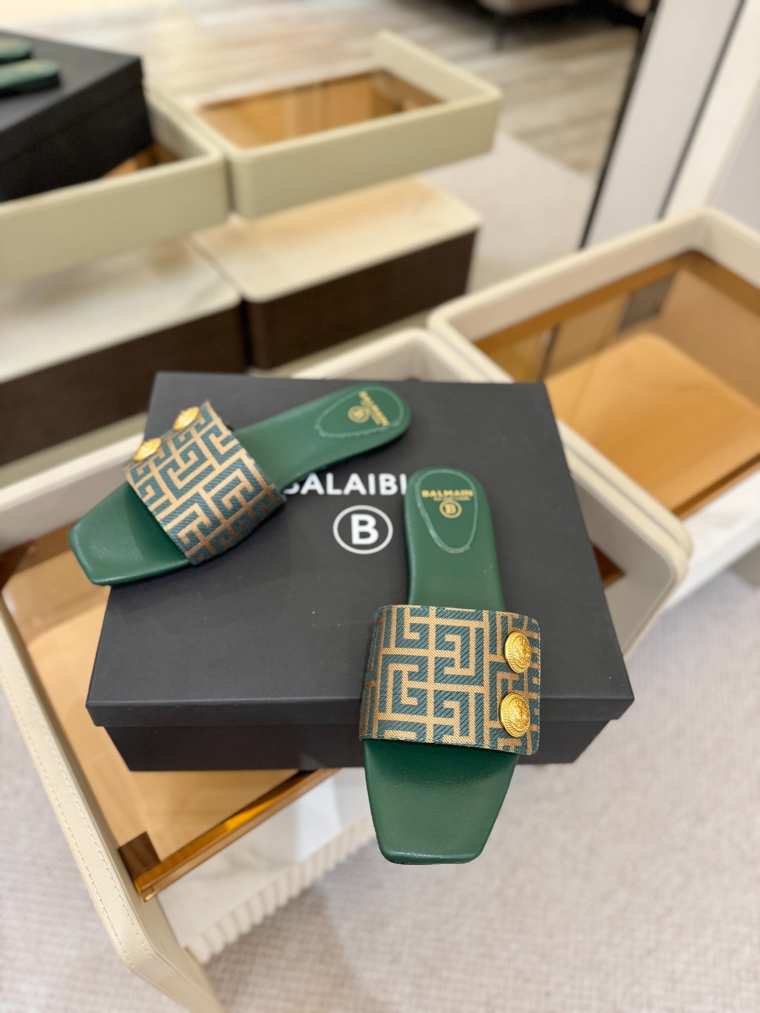 Balmain巴尔曼 走秀时装平底拖鞋𝘽𝙖𝙡𝙢𝙖𝙞𝙣巴尔曼 愈发別致出众 赶紧来一双巴尔曼小美鞋率性的𝘽