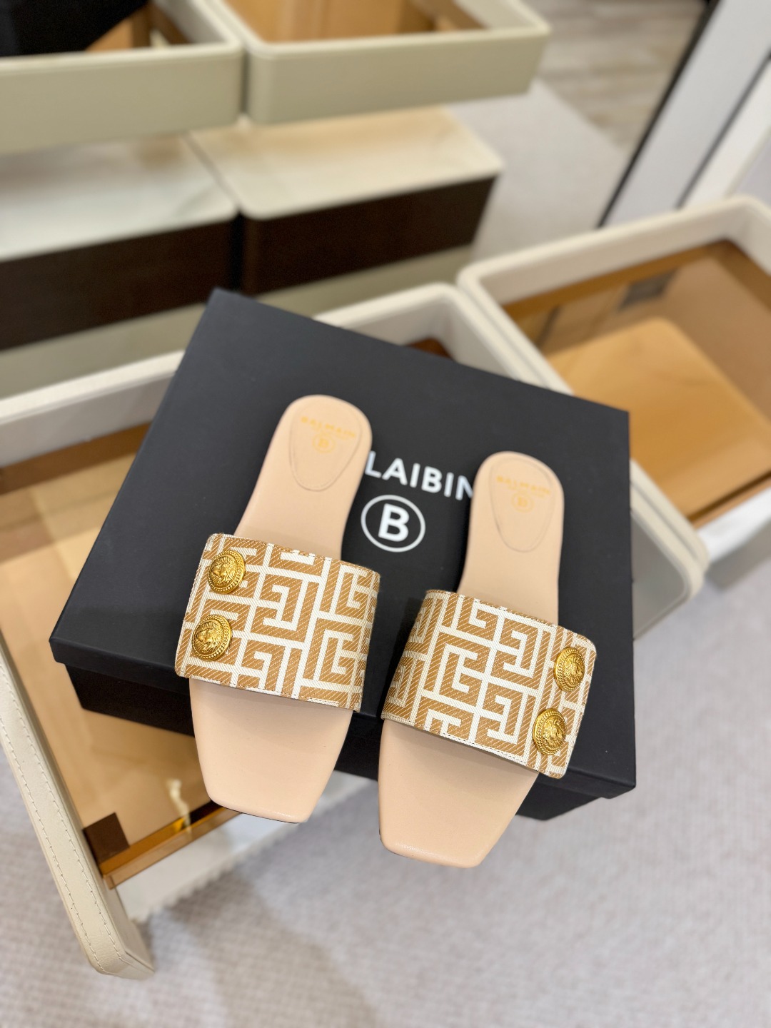 Balmain巴尔曼 走秀时装平底拖鞋𝘽𝙖𝙡𝙢𝙖𝙞𝙣巴尔曼 愈发別致出众 赶紧来一双巴尔曼小美鞋率性的𝘽