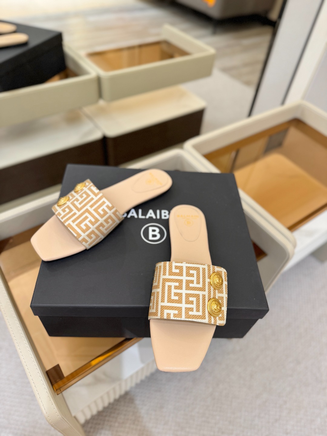 Balmain巴尔曼 走秀时装平底拖鞋𝘽𝙖𝙡𝙢𝙖𝙞𝙣巴尔曼 愈发別致出众 赶紧来一双巴尔曼小美鞋率性的𝘽