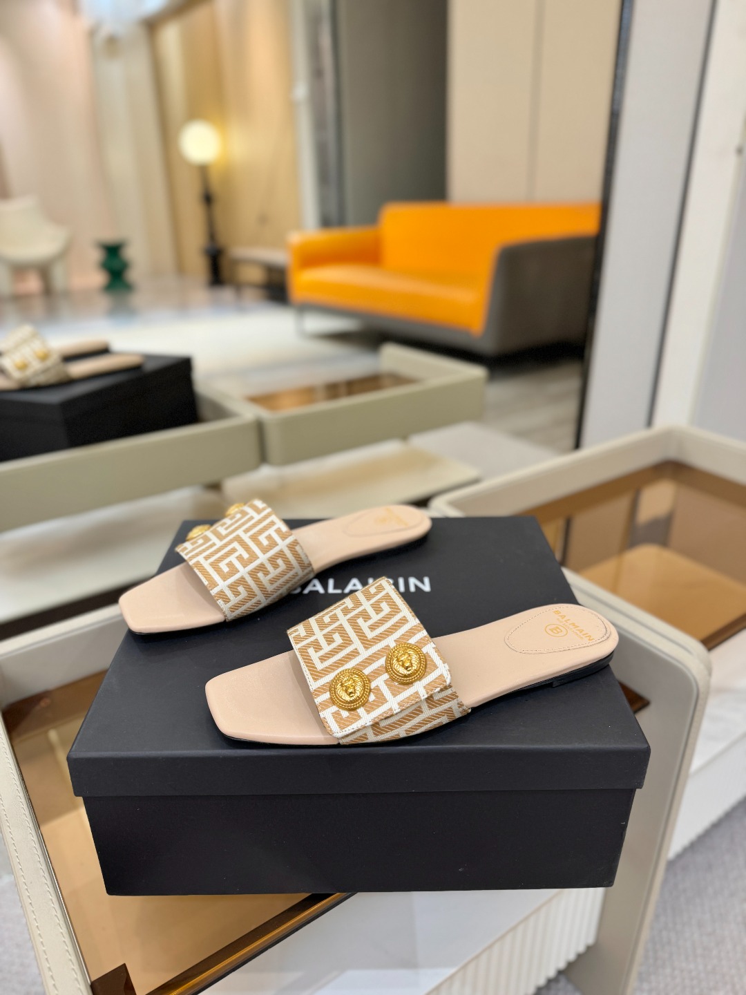 Balmain巴尔曼 走秀时装平底拖鞋𝘽𝙖𝙡𝙢𝙖𝙞𝙣巴尔曼 愈发別致出众 赶紧来一双巴尔曼小美鞋率性的𝘽