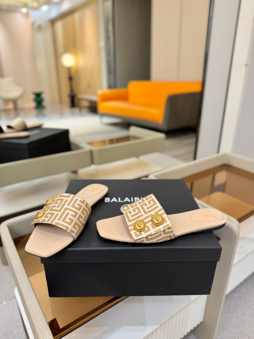 Balmain巴尔曼 走秀时装平底拖鞋𝘽𝙖𝙡𝙢𝙖𝙞𝙣巴尔曼 愈发別致出众 赶紧来一双巴尔曼小美鞋率性的𝘽