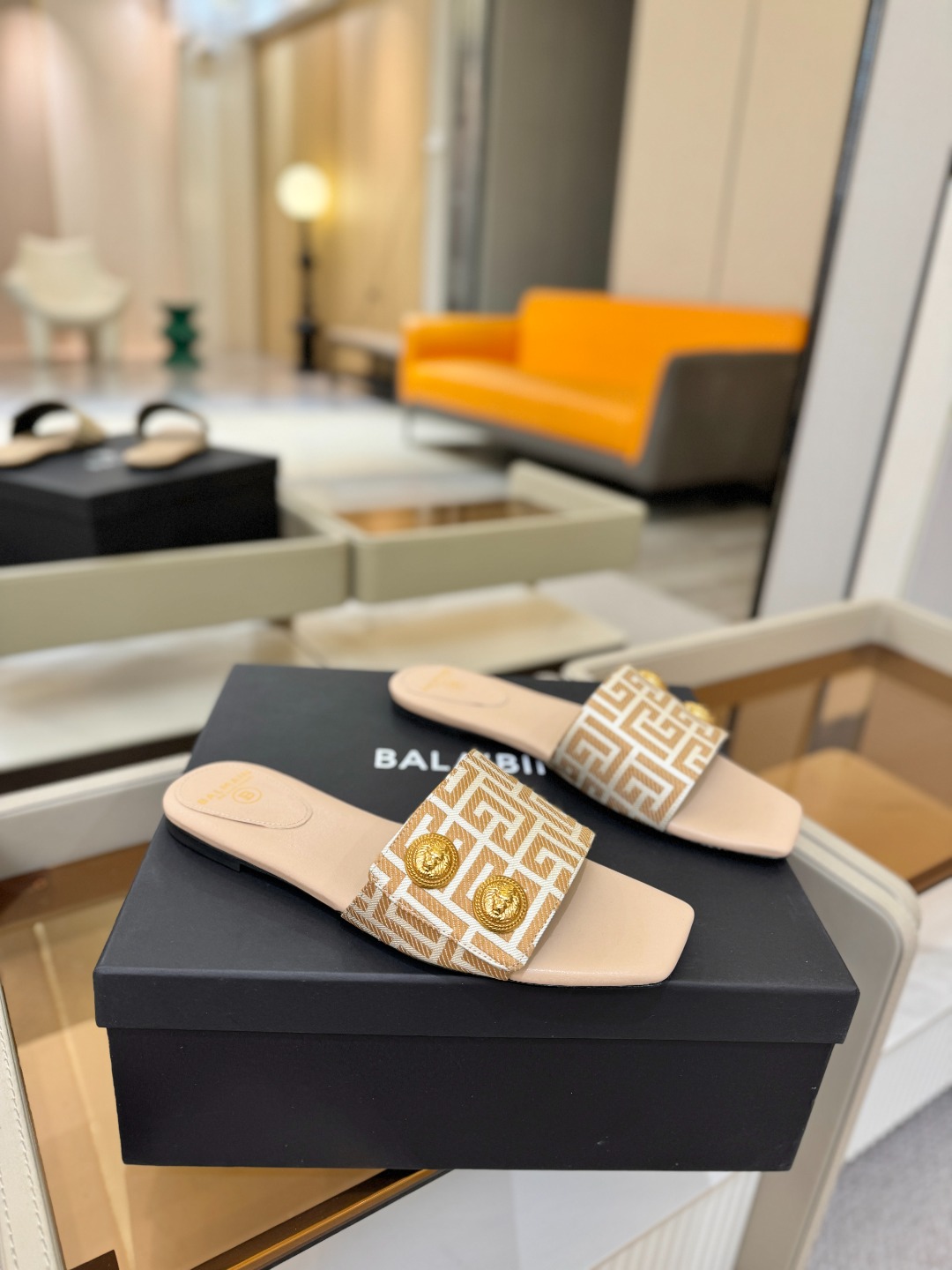 Balmain巴尔曼 走秀时装平底拖鞋𝘽𝙖𝙡𝙢𝙖𝙞𝙣巴尔曼 愈发別致出众 赶紧来一双巴尔曼小美鞋率性的𝘽