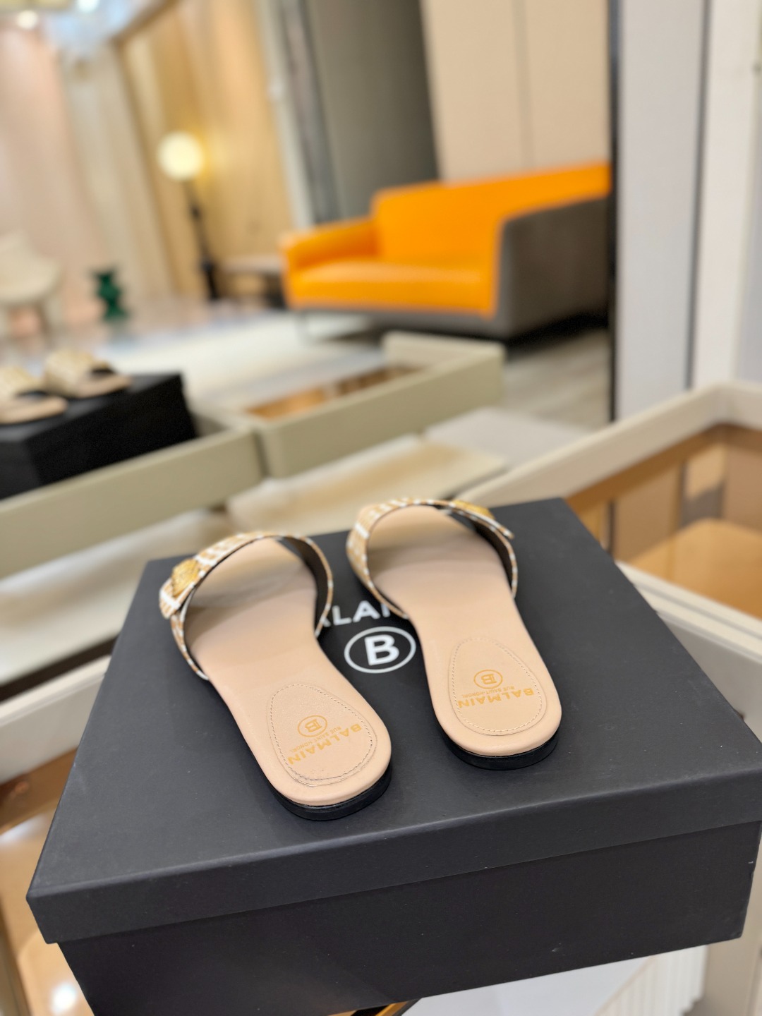 Balmain巴尔曼 走秀时装平底拖鞋𝘽𝙖𝙡𝙢𝙖𝙞𝙣巴尔曼 愈发別致出众 赶紧来一双巴尔曼小美鞋率性的𝘽