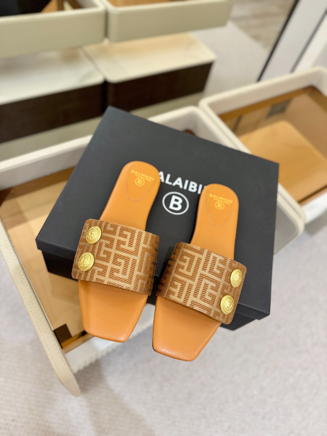 Balmain巴尔曼 走秀时装平底拖鞋𝘽𝙖𝙡𝙢𝙖𝙞𝙣巴尔曼 愈发別致出众 赶紧来一双巴尔曼小美鞋率性的𝘽