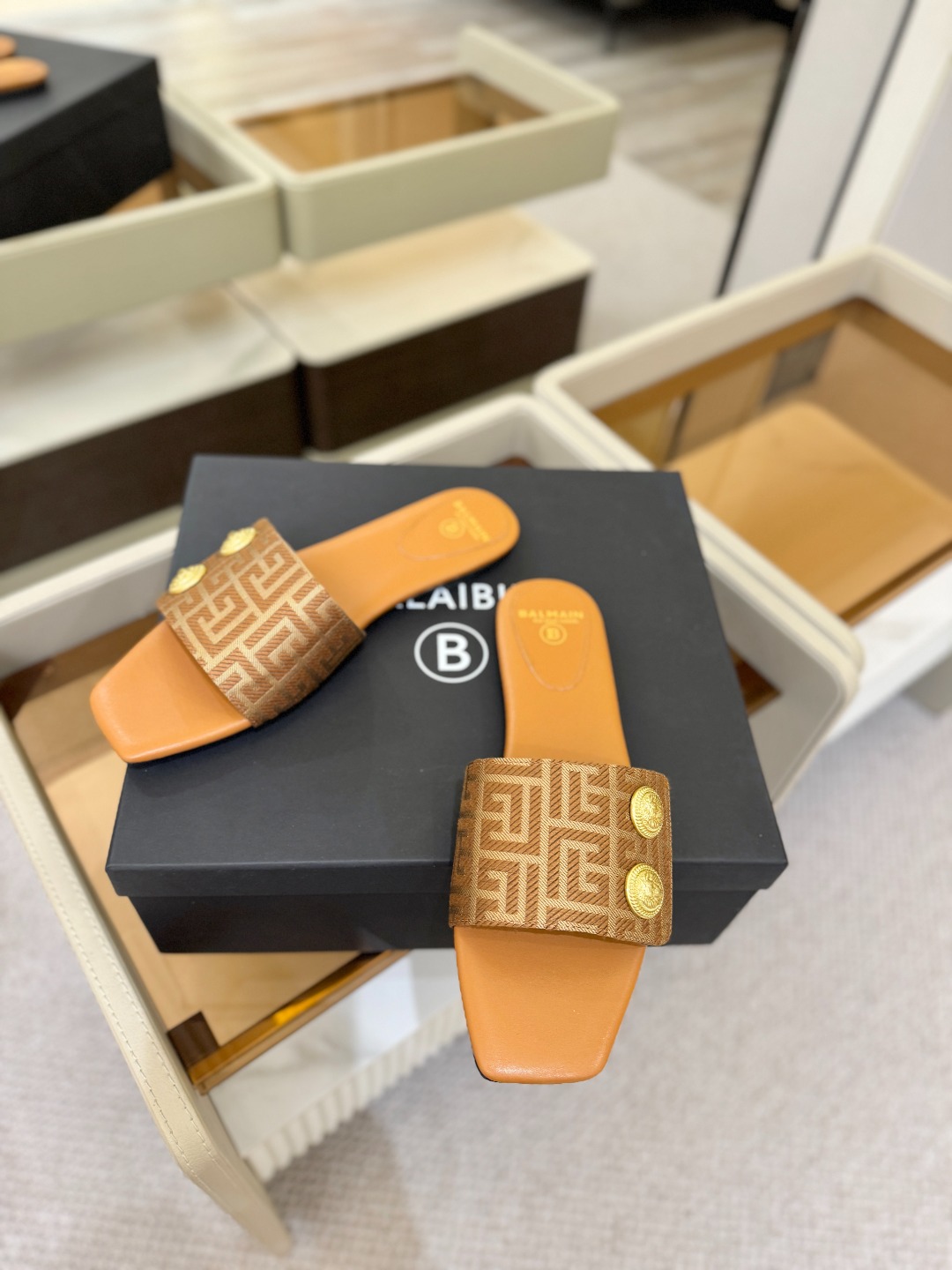 Balmain巴尔曼 走秀时装平底拖鞋𝘽𝙖𝙡𝙢𝙖𝙞𝙣巴尔曼 愈发別致出众 赶紧来一双巴尔曼小美鞋率性的𝘽