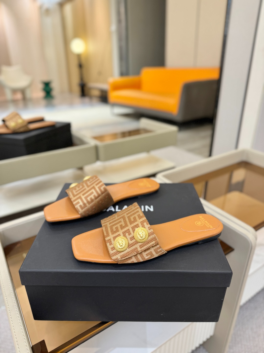 Balmain巴尔曼 走秀时装平底拖鞋𝘽𝙖𝙡𝙢𝙖𝙞𝙣巴尔曼 愈发別致出众 赶紧来一双巴尔曼小美鞋率性的𝘽