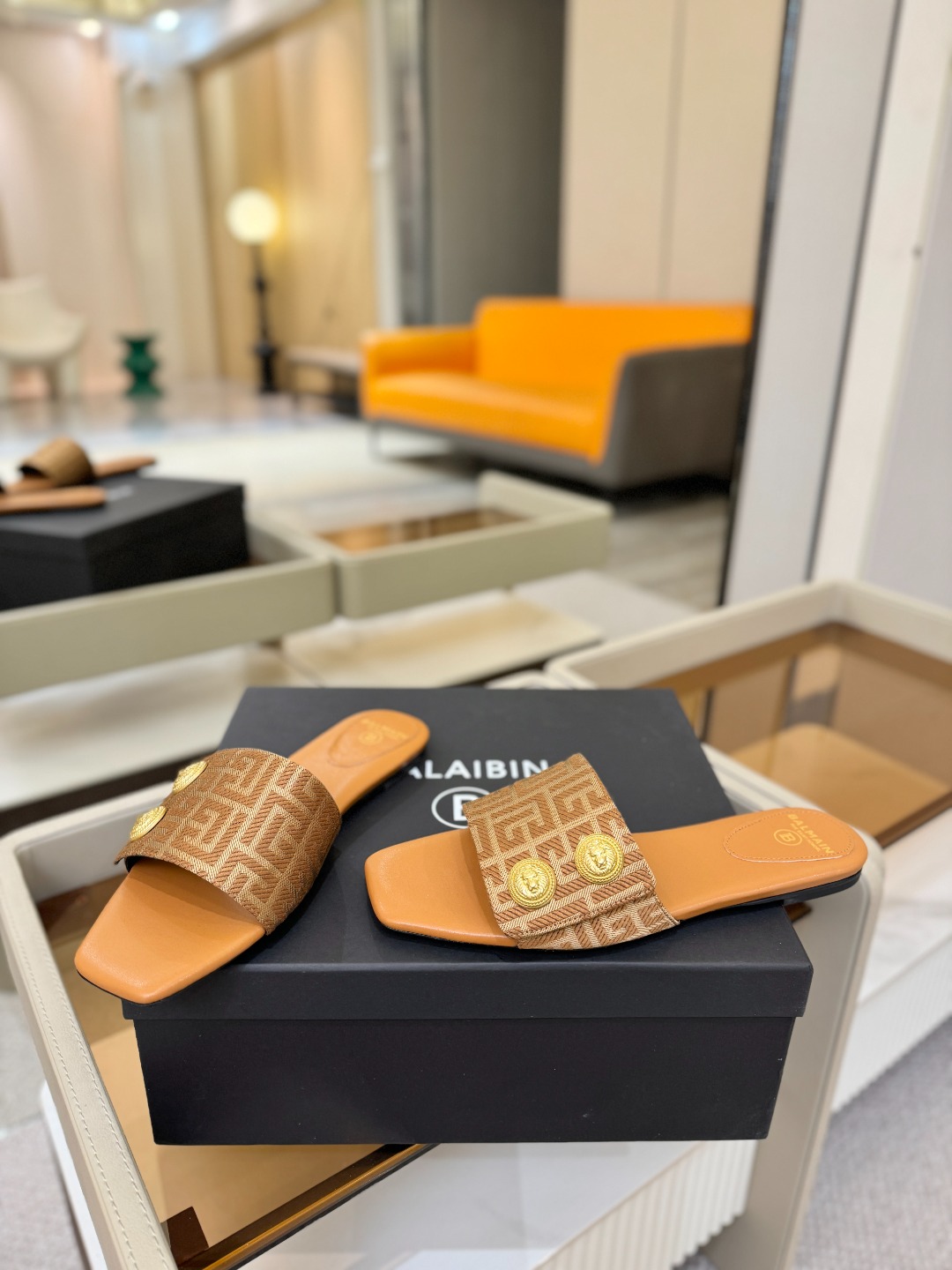 Balmain巴尔曼 走秀时装平底拖鞋𝘽𝙖𝙡𝙢𝙖𝙞𝙣巴尔曼 愈发別致出众 赶紧来一双巴尔曼小美鞋率性的𝘽