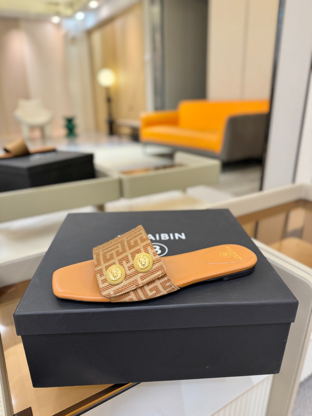 Balmain巴尔曼 走秀时装平底拖鞋𝘽𝙖𝙡𝙢𝙖𝙞𝙣巴尔曼 愈发別致出众 赶紧来一双巴尔曼小美鞋率性的𝘽