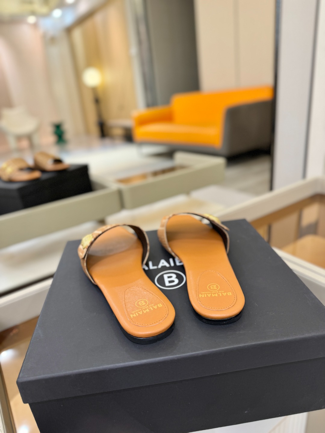 Balmain巴尔曼 走秀时装平底拖鞋𝘽𝙖𝙡𝙢𝙖𝙞𝙣巴尔曼 愈发別致出众 赶紧来一双巴尔曼小美鞋率性的𝘽