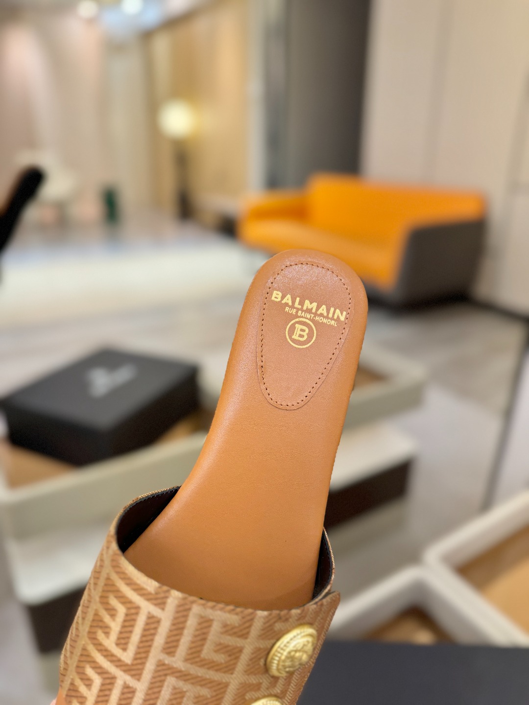 Balmain巴尔曼 走秀时装平底拖鞋𝘽𝙖𝙡𝙢𝙖𝙞𝙣巴尔曼 愈发別致出众 赶紧来一双巴尔曼小美鞋率性的𝘽