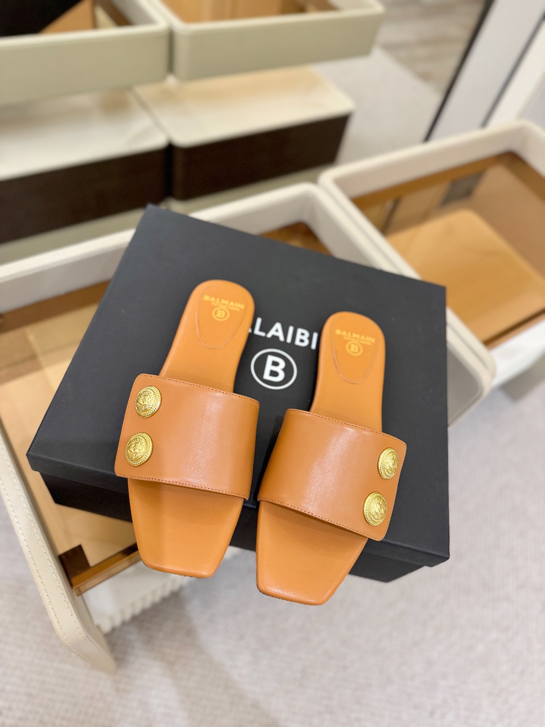 Balmain巴尔曼 走秀时装平底拖鞋𝘽𝙖𝙡𝙢𝙖𝙞𝙣巴尔曼 愈发別致出众 赶紧来一双巴尔曼小美鞋率性的𝘽