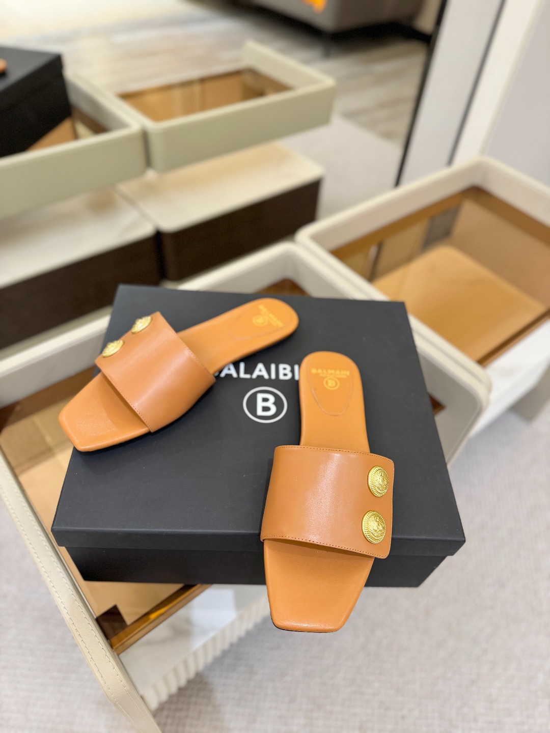 Balmain巴尔曼 走秀时装平底拖鞋𝘽𝙖𝙡𝙢𝙖𝙞𝙣巴尔曼 愈发別致出众 赶紧来一双巴尔曼小美鞋率性的𝘽