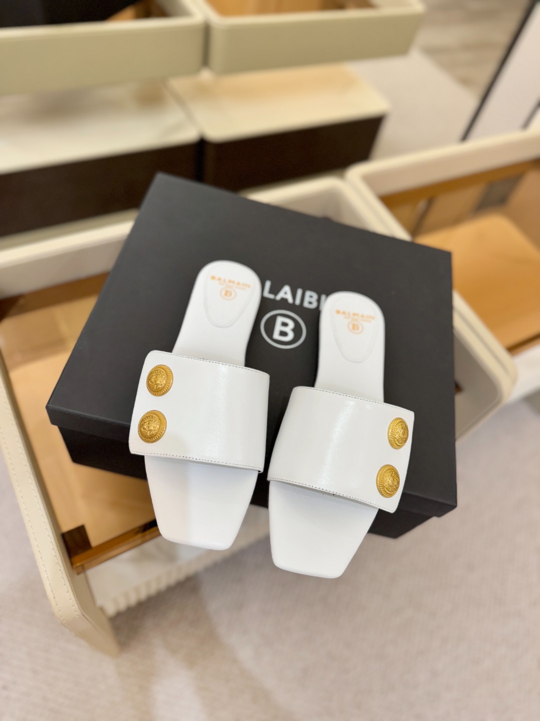 Balmain巴尔曼 走秀时装平底拖鞋𝘽𝙖𝙡𝙢𝙖𝙞𝙣巴尔曼 愈发別致出众 赶紧来一双巴尔曼小美鞋率性的𝘽