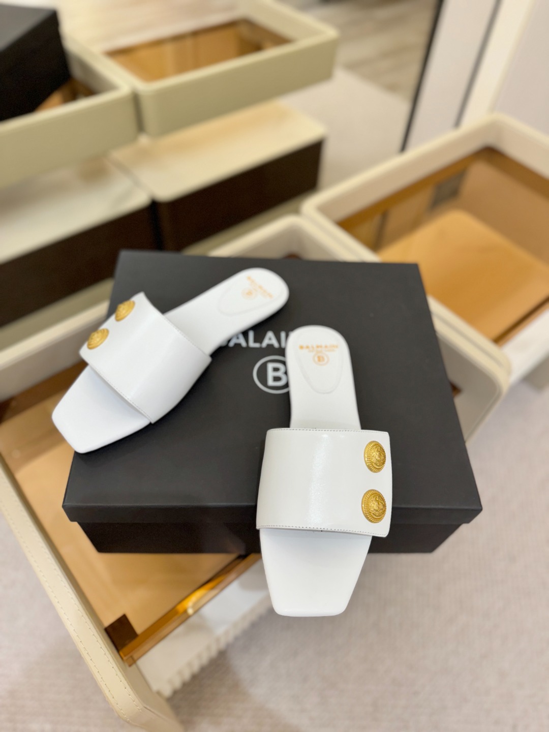 Balmain巴尔曼 走秀时装平底拖鞋𝘽𝙖𝙡𝙢𝙖𝙞𝙣巴尔曼 愈发別致出众 赶紧来一双巴尔曼小美鞋率性的𝘽