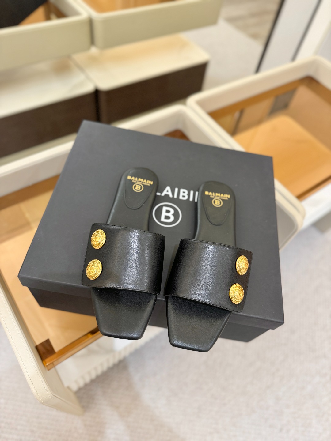 Balmain巴尔曼 走秀时装平底拖鞋𝘽𝙖𝙡𝙢𝙖𝙞𝙣巴尔曼 愈发別致出众 赶紧来一双巴尔曼小美鞋率性的𝘽