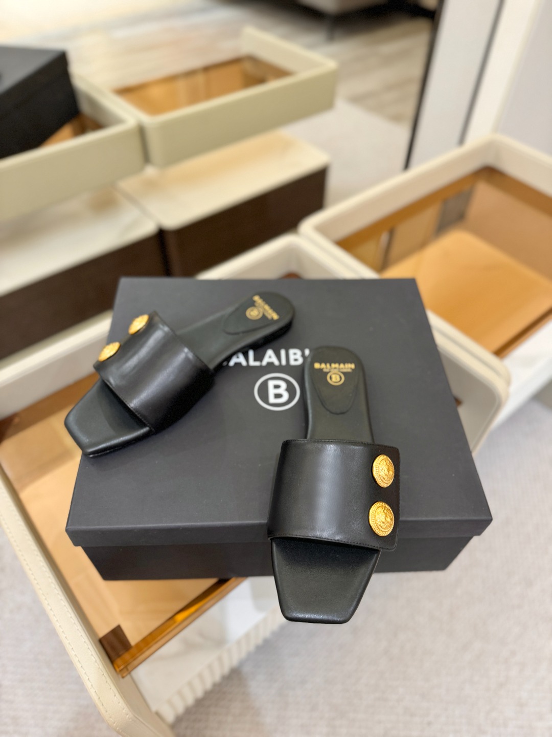 Balmain巴尔曼 走秀时装平底拖鞋𝘽𝙖𝙡𝙢𝙖𝙞𝙣巴尔曼 愈发別致出众 赶紧来一双巴尔曼小美鞋率性的𝘽