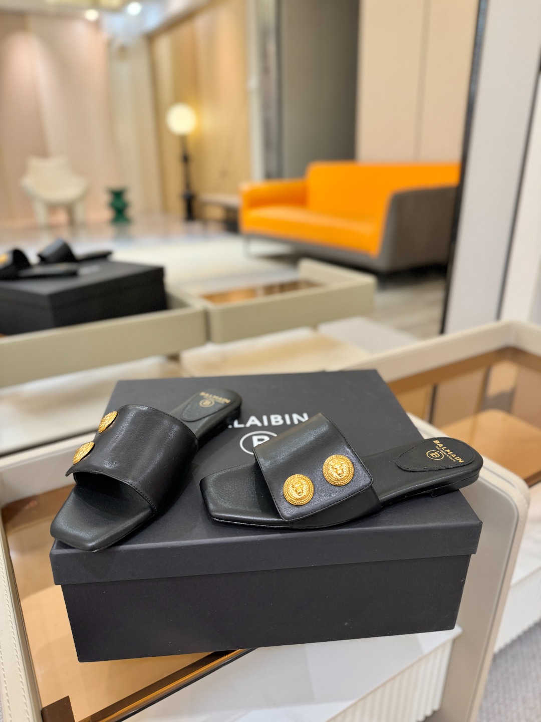 Balmain巴尔曼 走秀时装平底拖鞋𝘽𝙖𝙡𝙢𝙖𝙞𝙣巴尔曼 愈发別致出众 赶紧来一双巴尔曼小美鞋率性的𝘽