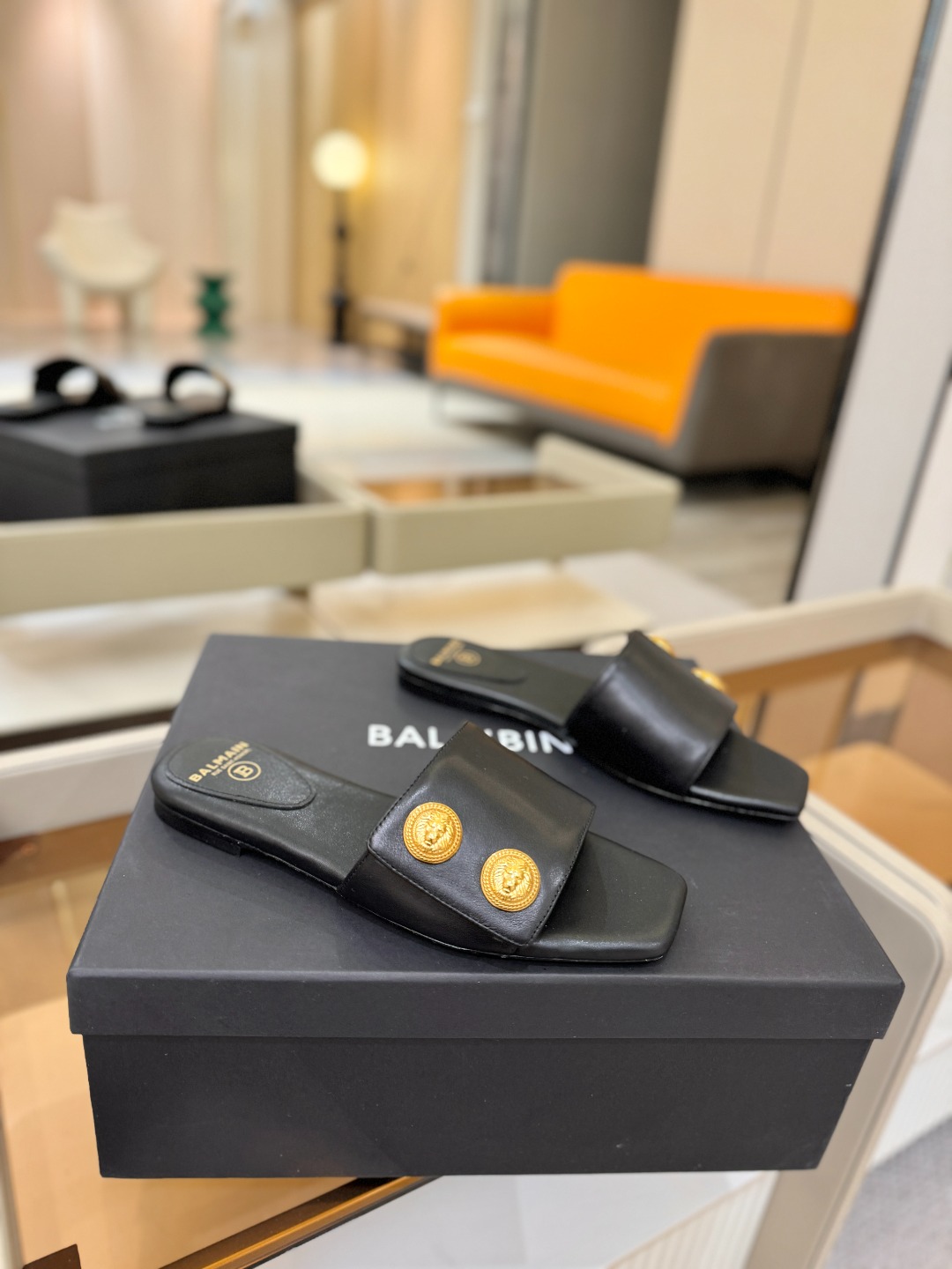 Balmain巴尔曼 走秀时装平底拖鞋𝘽𝙖𝙡𝙢𝙖𝙞𝙣巴尔曼 愈发別致出众 赶紧来一双巴尔曼小美鞋率性的𝘽