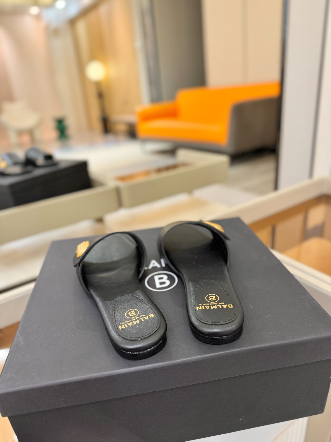 Balmain巴尔曼 走秀时装平底拖鞋𝘽𝙖𝙡𝙢𝙖𝙞𝙣巴尔曼 愈发別致出众 赶紧来一双巴尔曼小美鞋率性的𝘽