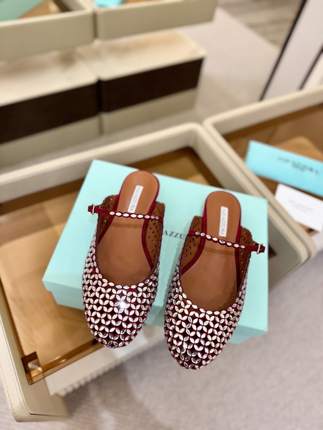 Aquazzura 🍍🍍「不追光，自己织一条星河走路」「他们说高跟才性感，我偏用平底鞋画出光的形状」「低