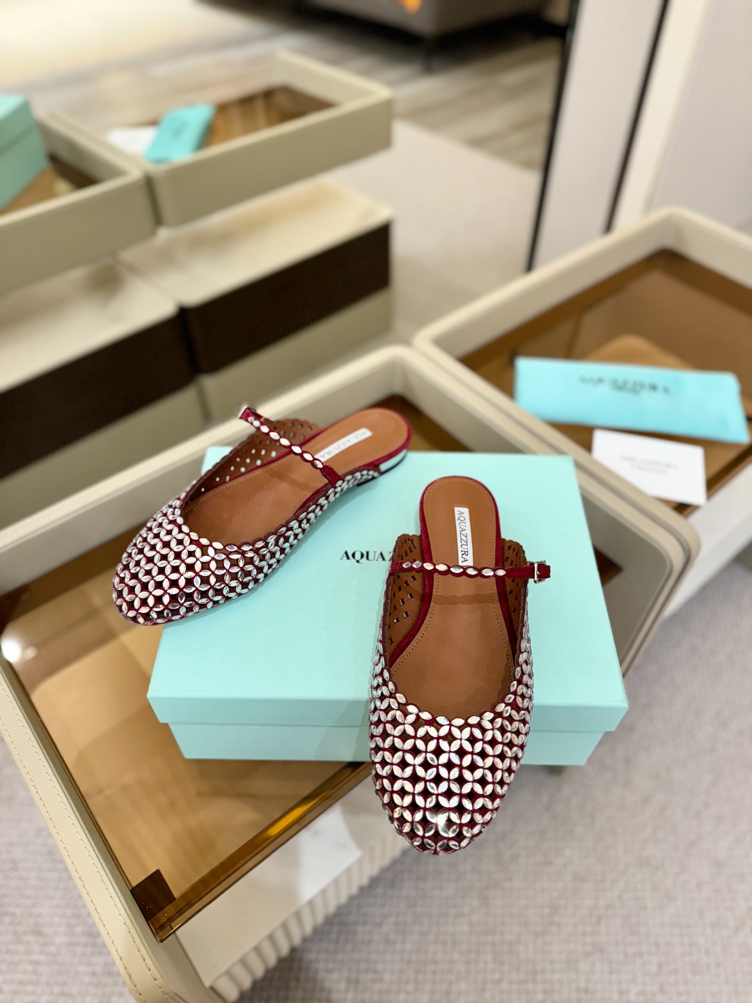 Aquazzura 🍍🍍「不追光，自己织一条星河走路」「他们说高跟才性感，我偏用平底鞋画出光的形状」「低