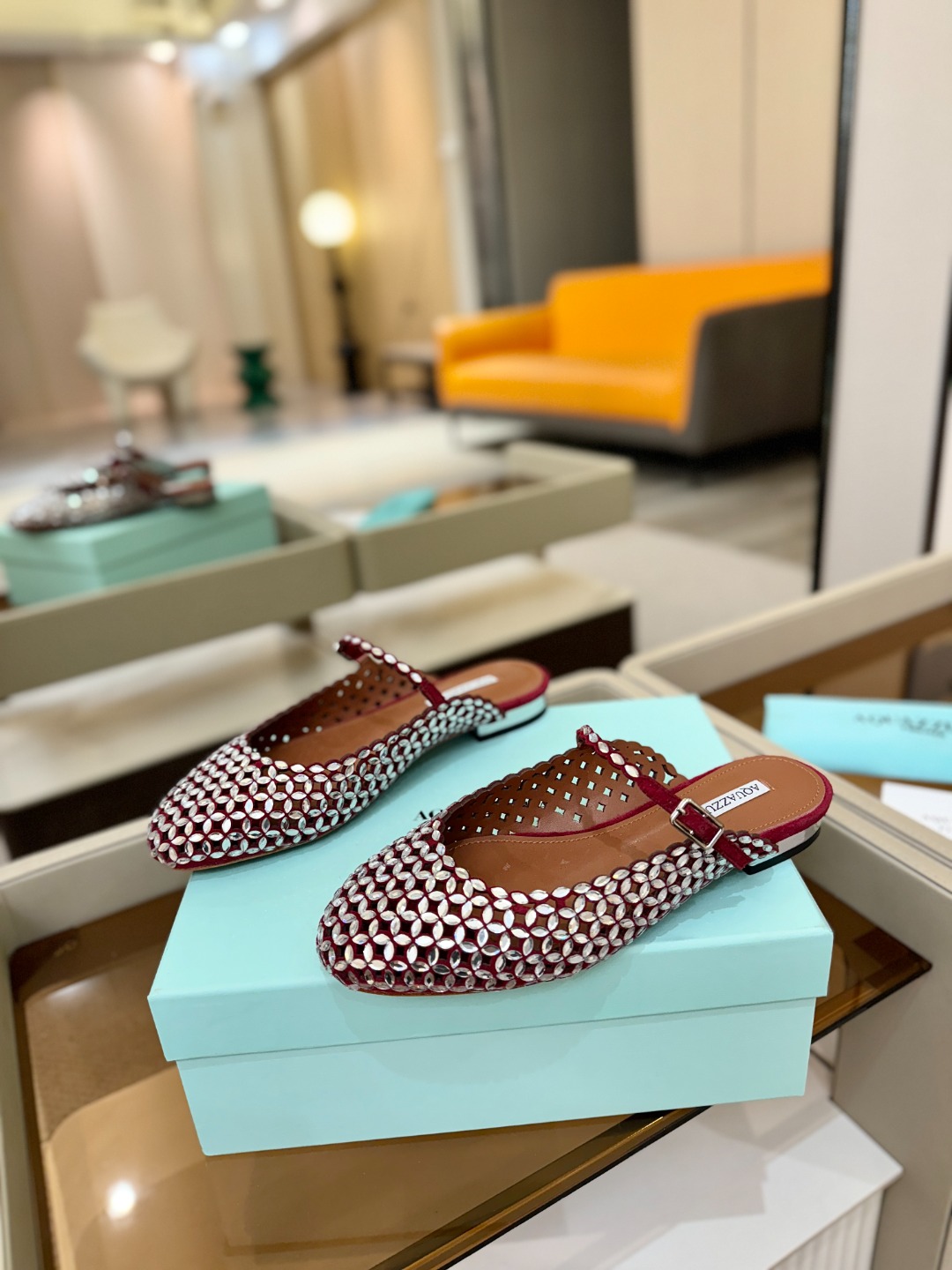 Aquazzura 🍍🍍「不追光，自己织一条星河走路」「他们说高跟才性感，我偏用平底鞋画出光的形状」「低