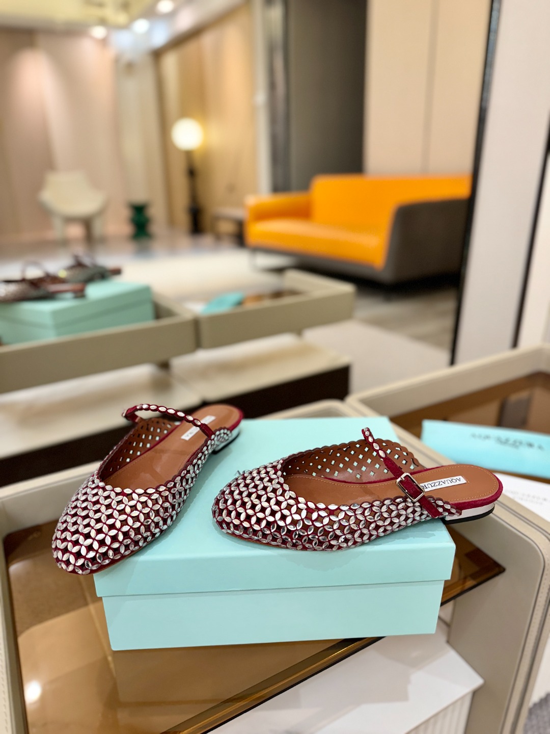 Aquazzura 🍍🍍「不追光，自己织一条星河走路」「他们说高跟才性感，我偏用平底鞋画出光的形状」「低