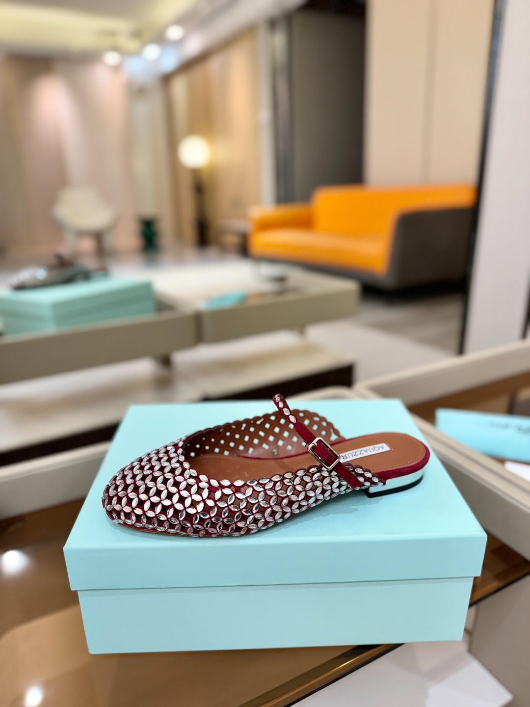 Aquazzura 🍍🍍「不追光，自己织一条星河走路」「他们说高跟才性感，我偏用平底鞋画出光的形状」「低