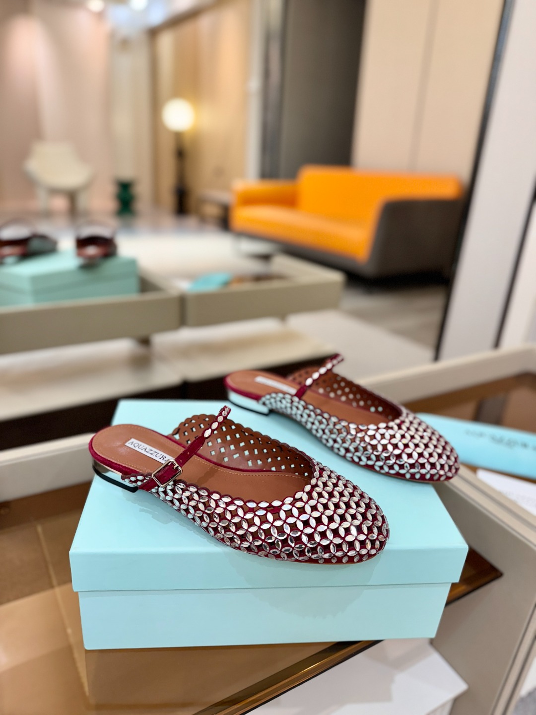 Aquazzura 🍍🍍「不追光，自己织一条星河走路」「他们说高跟才性感，我偏用平底鞋画出光的形状」「低