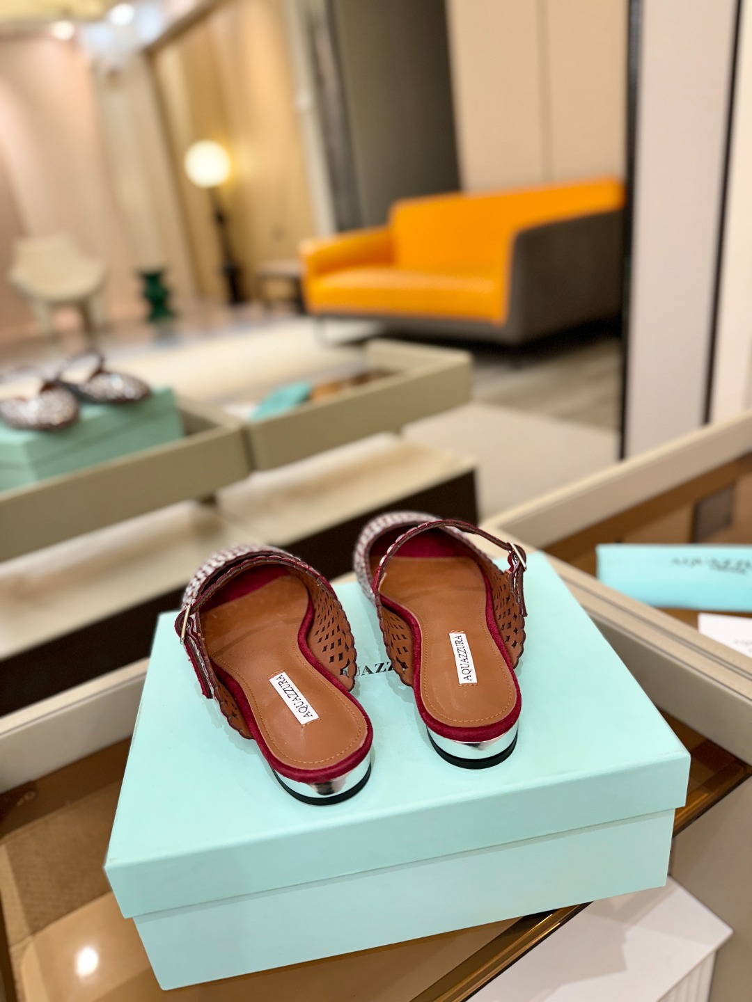 Aquazzura 🍍🍍「不追光，自己织一条星河走路」「他们说高跟才性感，我偏用平底鞋画出光的形状」「低