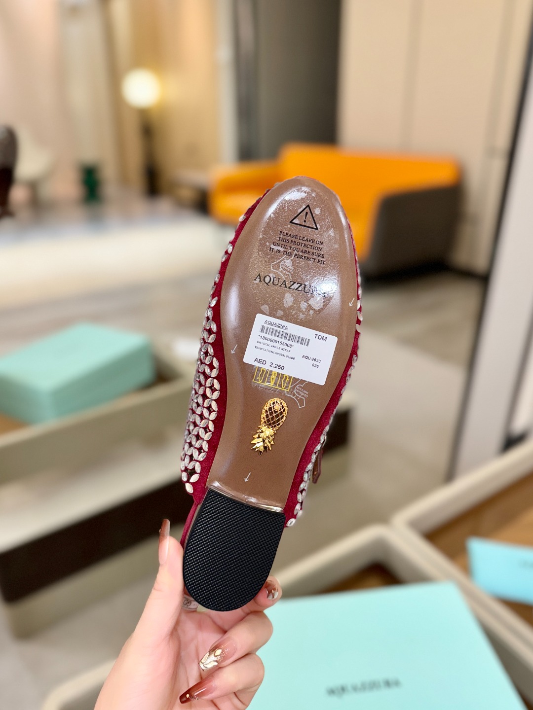 Aquazzura 🍍🍍「不追光，自己织一条星河走路」「他们说高跟才性感，我偏用平底鞋画出光的形状」「低