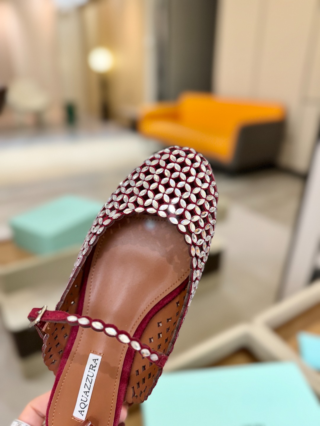 Aquazzura 🍍🍍「不追光，自己织一条星河走路」「他们说高跟才性感，我偏用平底鞋画出光的形状」「低