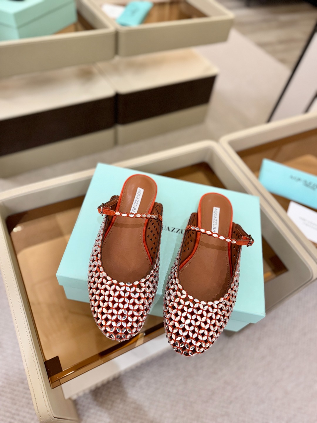 Aquazzura 🍍🍍「不追光，自己织一条星河走路」「他们说高跟才性感，我偏用平底鞋画出光的形状」「低