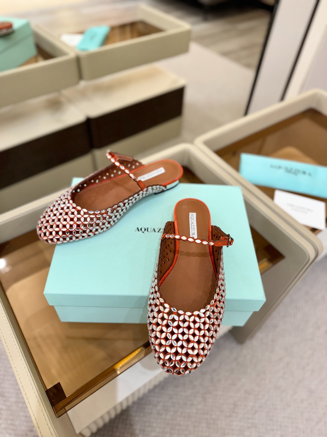 Aquazzura 🍍🍍「不追光，自己织一条星河走路」「他们说高跟才性感，我偏用平底鞋画出光的形状」「低