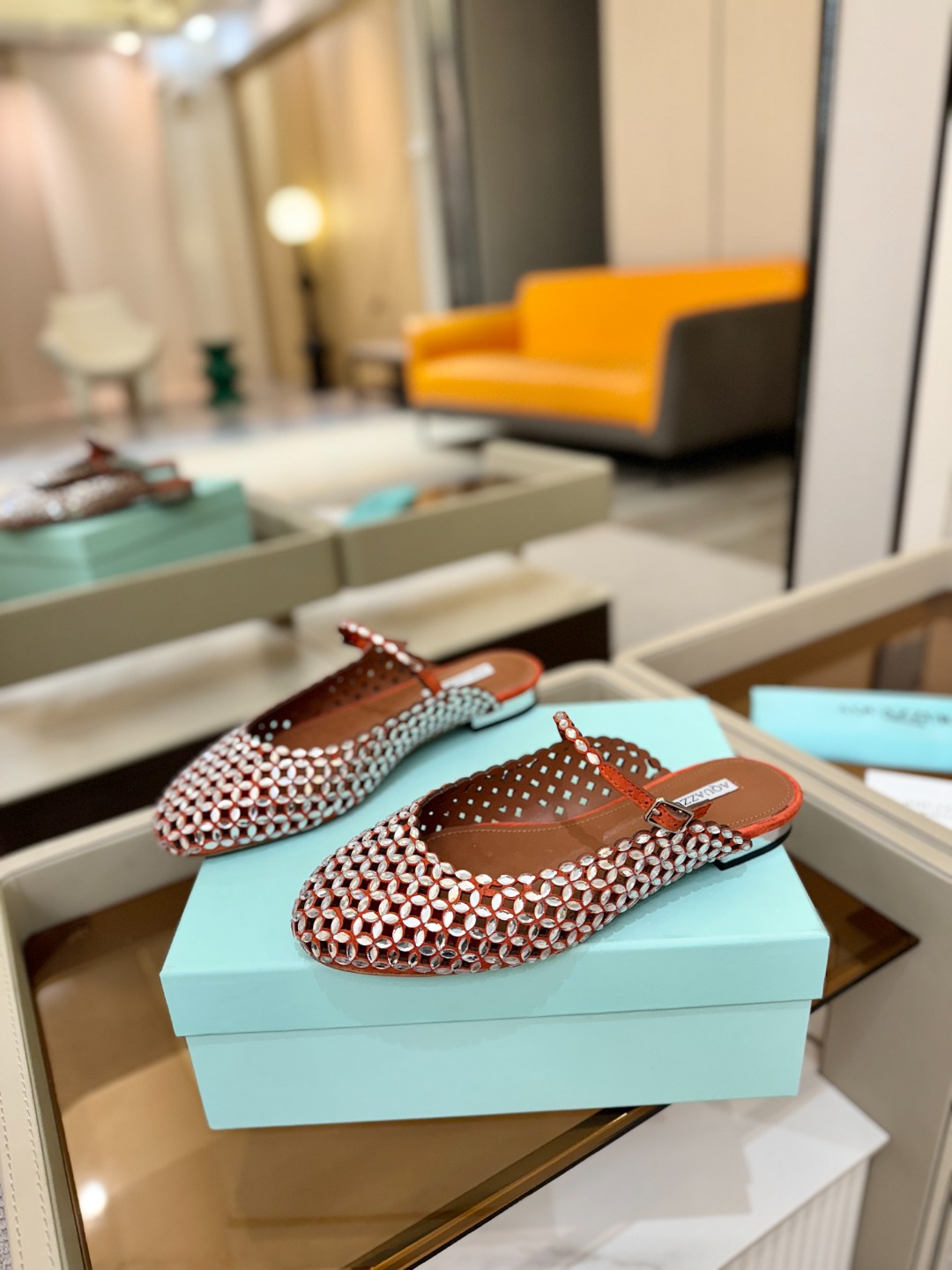 Aquazzura 🍍🍍「不追光，自己织一条星河走路」「他们说高跟才性感，我偏用平底鞋画出光的形状」「低