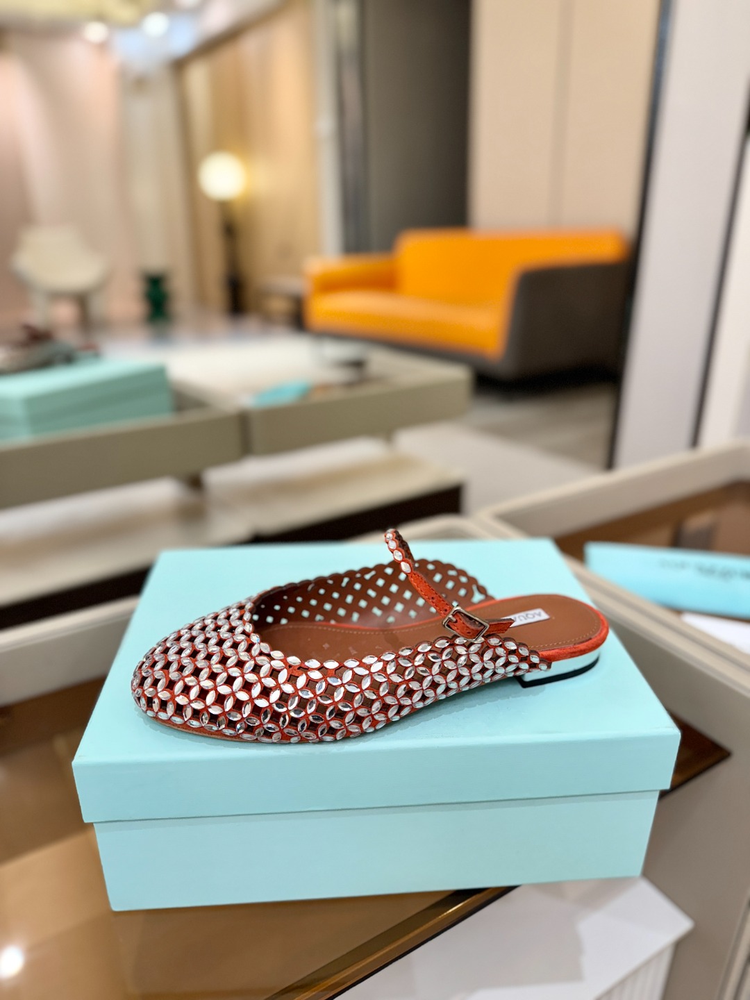 Aquazzura 🍍🍍「不追光，自己织一条星河走路」「他们说高跟才性感，我偏用平底鞋画出光的形状」「低