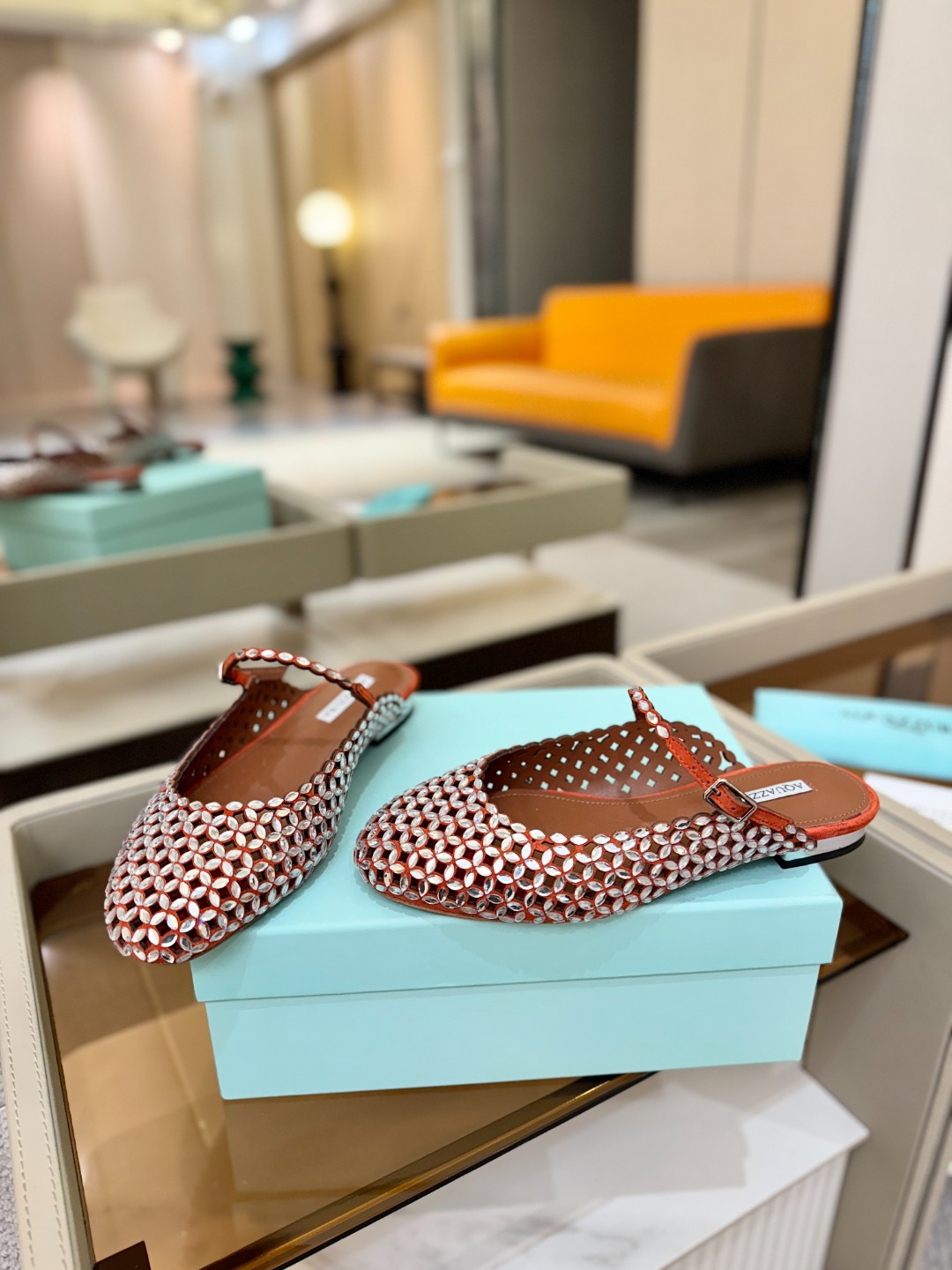 Aquazzura 🍍🍍「不追光，自己织一条星河走路」「他们说高跟才性感，我偏用平底鞋画出光的形状」「低