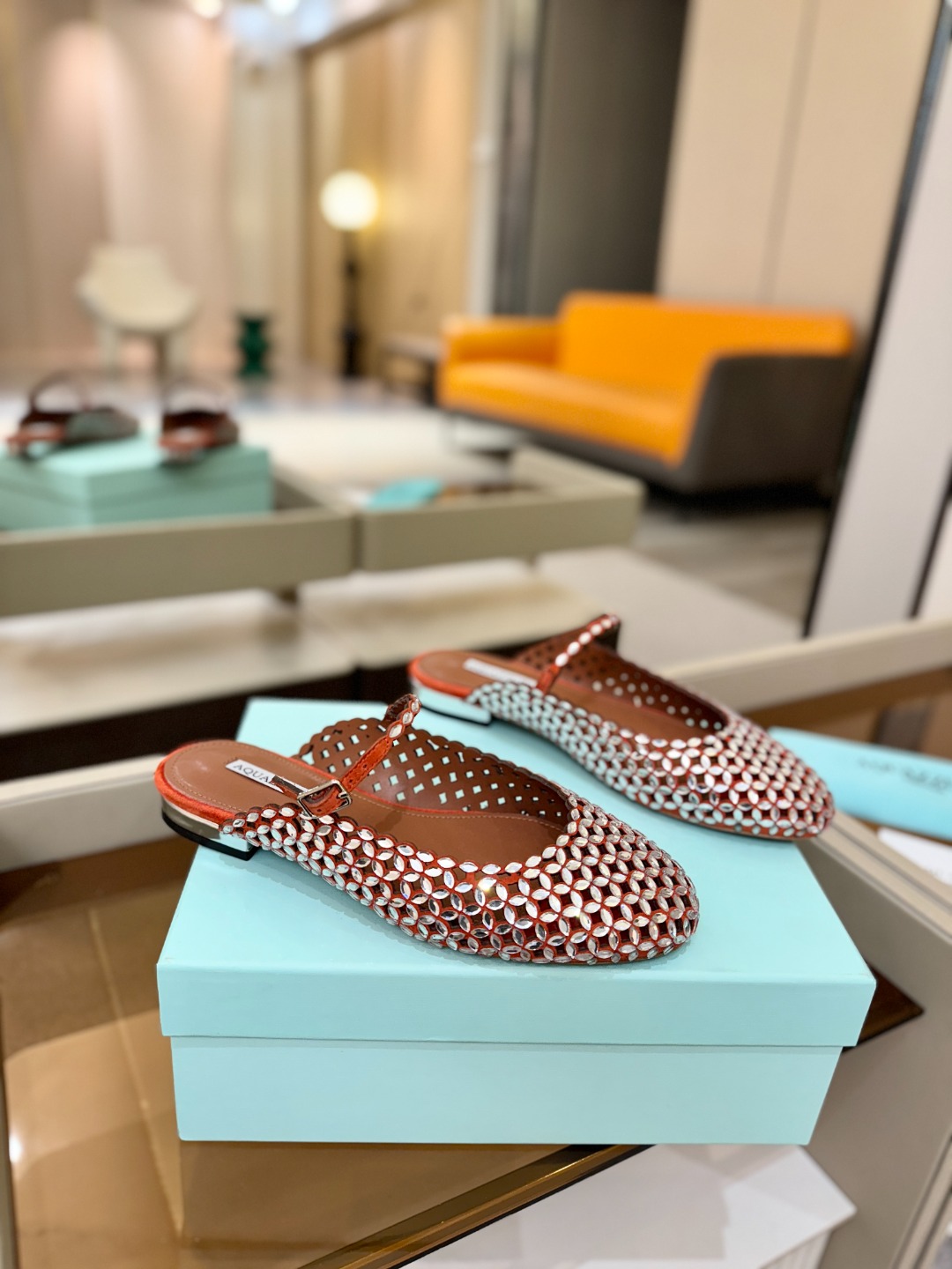 Aquazzura 🍍🍍「不追光，自己织一条星河走路」「他们说高跟才性感，我偏用平底鞋画出光的形状」「低