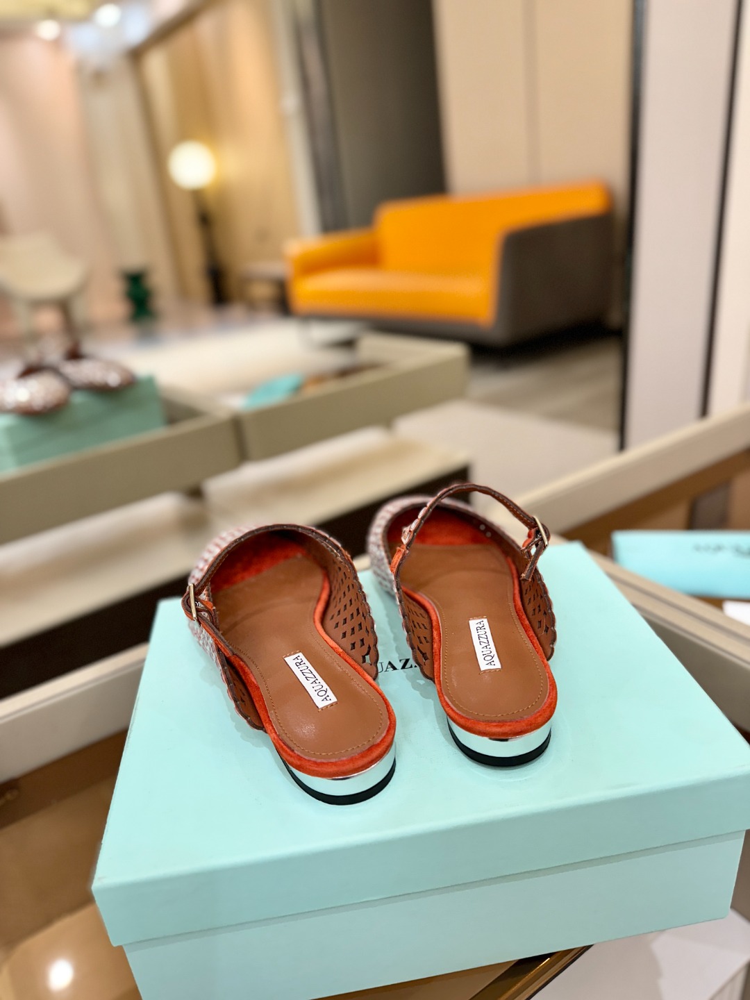 Aquazzura 🍍🍍「不追光，自己织一条星河走路」「他们说高跟才性感，我偏用平底鞋画出光的形状」「低