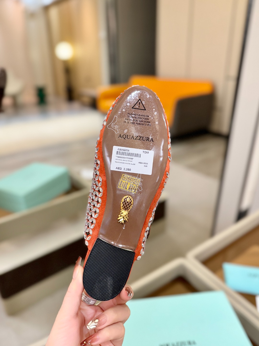 Aquazzura 🍍🍍「不追光，自己织一条星河走路」「他们说高跟才性感，我偏用平底鞋画出光的形状」「低